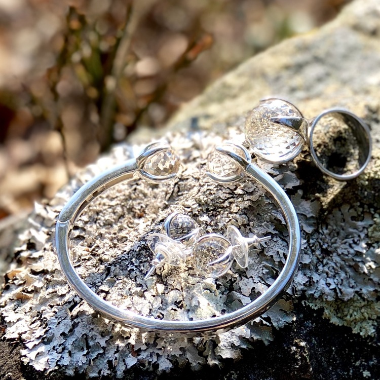 Smyckes-set i silver med bergskristall. Jewellery set in silver with crystal quartz.