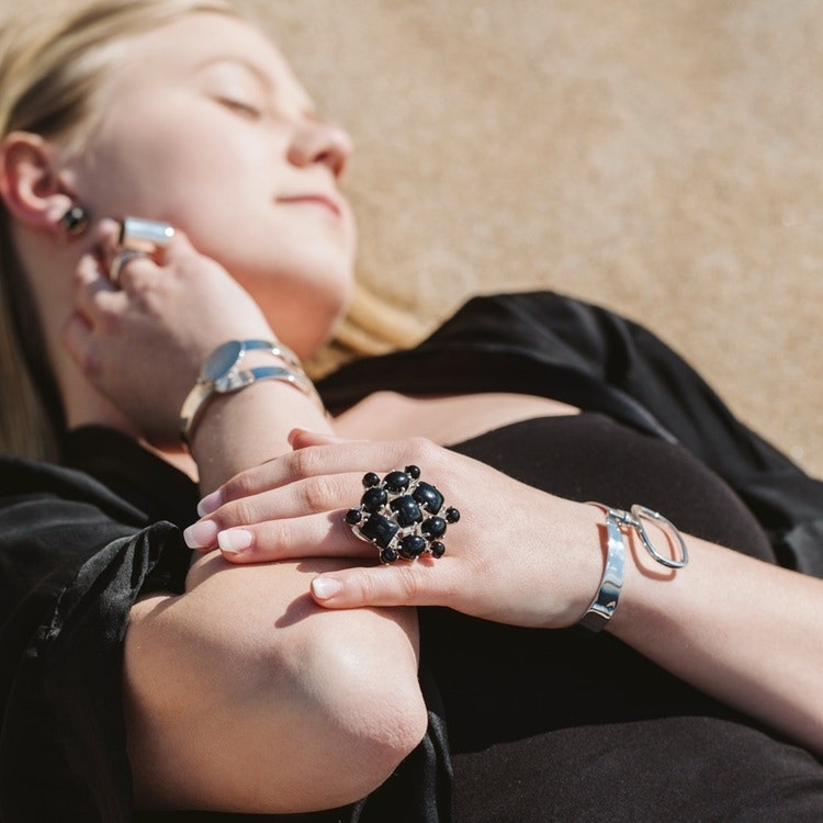 stort silverarmband med gångjärn och lås, stor svart ring. Big silver bracelet with hinge and lock