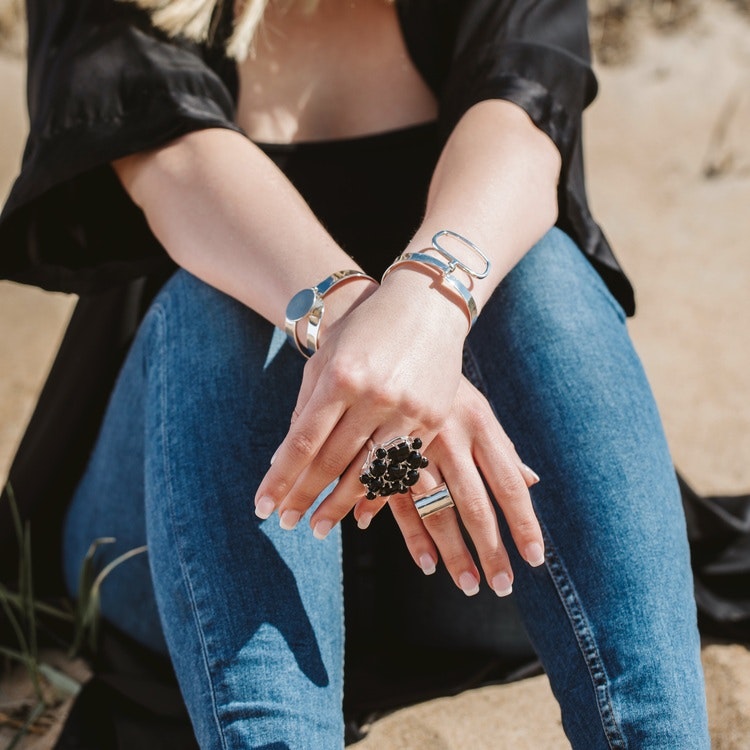 stort silverarmband med gångjärn och lås, stor svart ring. Big silver bracelet with hinge and lock