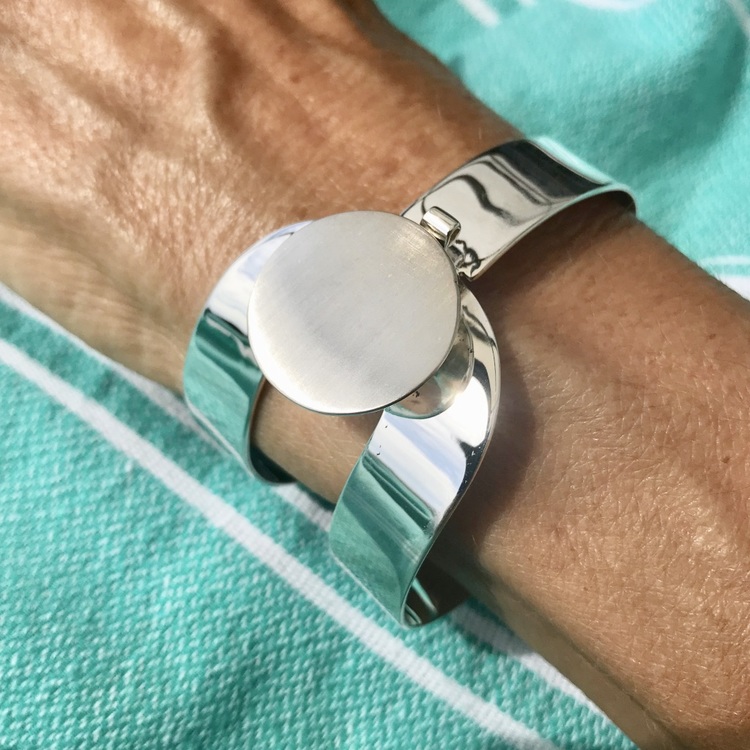 Arm med Silverarmband, 60-talslook. Arm with Silver bracelet, 60's look
