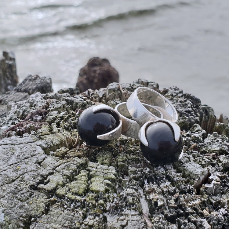 Två silverringar med svart onyx. Two silver rings with black onyx.