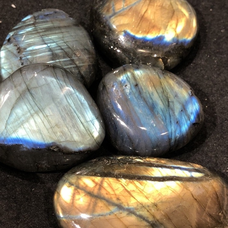 Labradorit i olika färger. Labradorite in various colors.