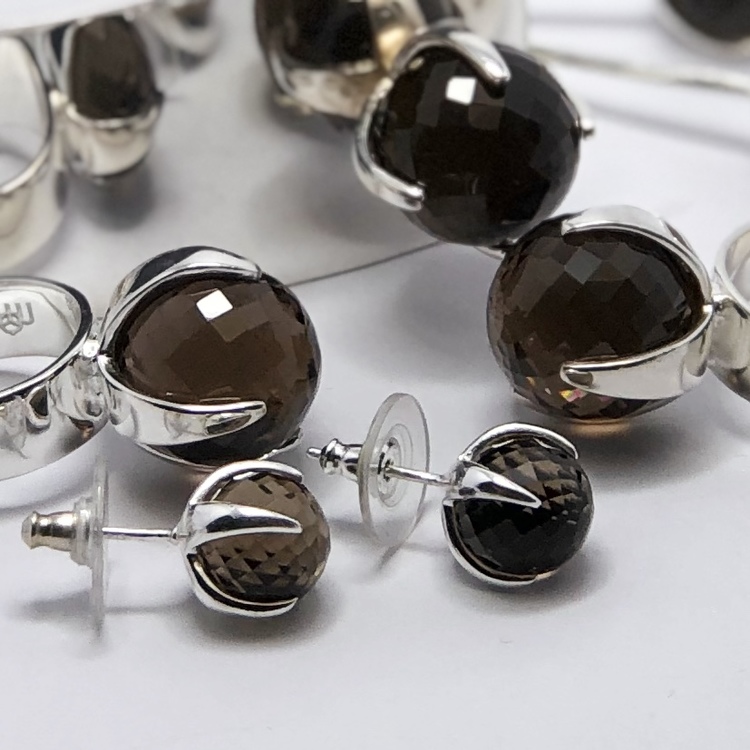 Ringar, örhängen och armband i silver med rökkvarts. Rings, earrings and bracelet in silver with smokey quartz.