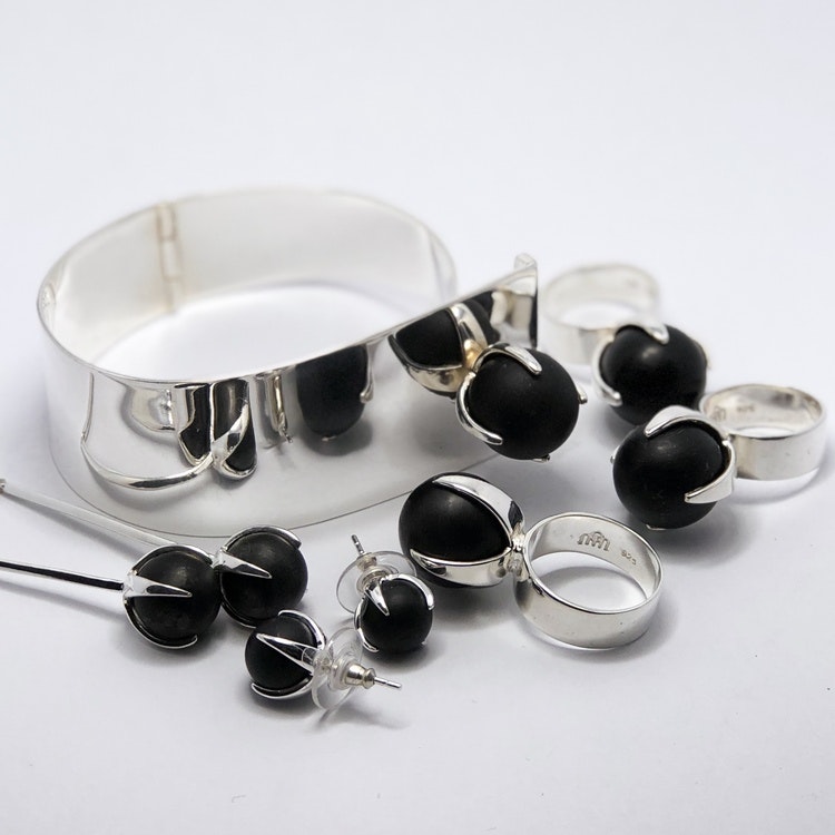 Armband, ringar och örhängen i silver med svart onyx. Bracelet, rings and earrings in silver with black onyx.