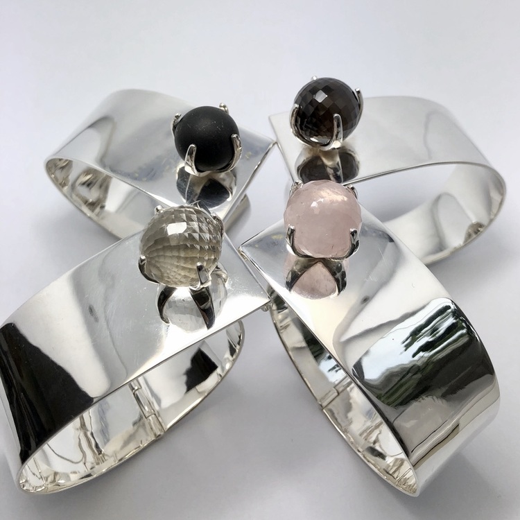 Silverarmband med onyx, rosenkvarts, rökkvarts och bergskristall. Silver bracelet with onyx, rose quartz, smokey quartz and crystal quartz.