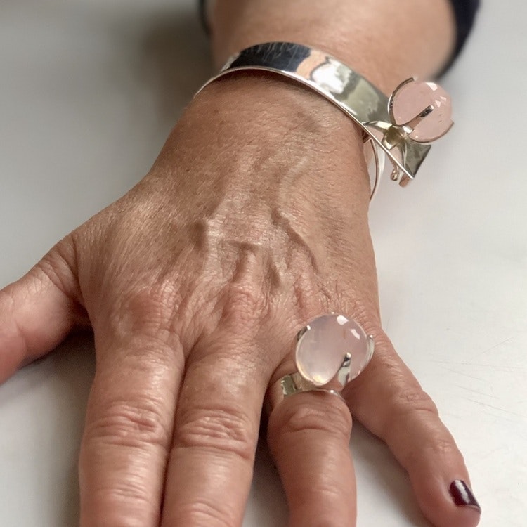 Silverarmband  och stor ringa med rosenkvarts. Silver bracelet and a big ring with rose quartz.