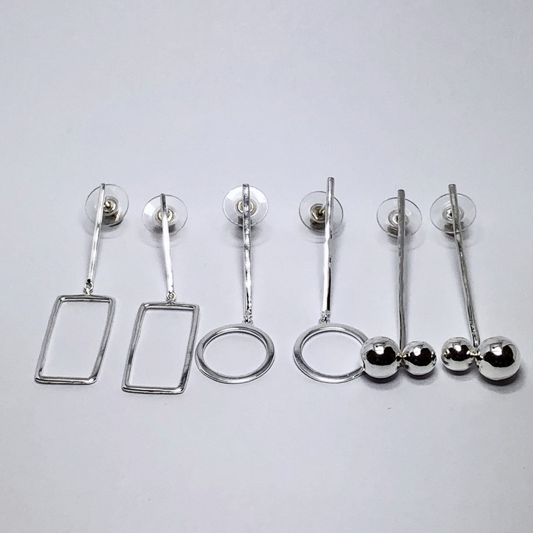 Tre varianter av silverörhängen. Three variations of silver earrings