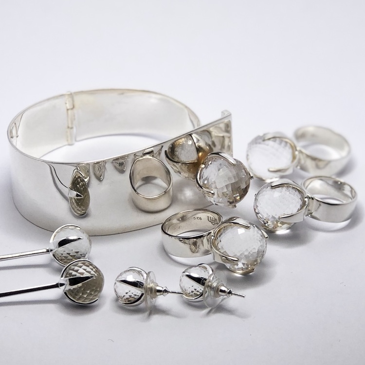 Smyckes-set i silver med bergskristall. Jewellery set in silver with crystal quartz.
