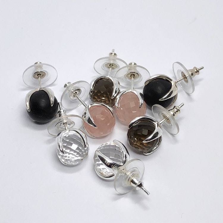 Silverörhängen med onyx, rosenkvarts, rökkvarts och bergskristall. Silver earrings with onyx, rose quartz, smokey quartz and crystal quartz.