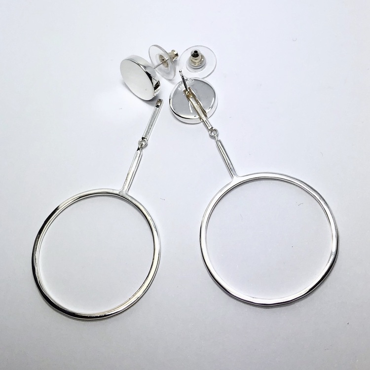 stora silverörhängen med en cirkel. big silver earrings with a circle