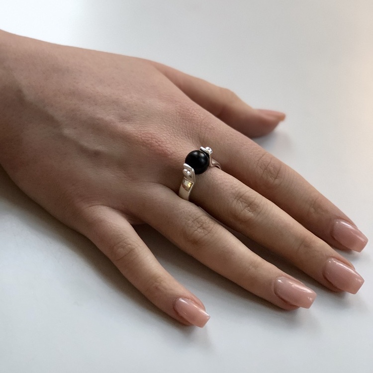 Hand med svarta silverringar med svart onyx. Hand with silver rings with black onyx.