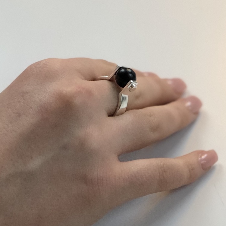 Hand med svarta silverringar med svart onyx. Hand with silver rings with black onyx.