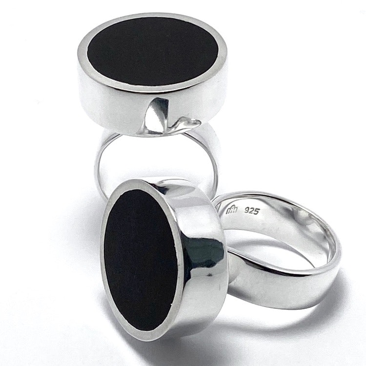 stora silverringar med mattslipad onyx. Big silver rings with mat polished onyx