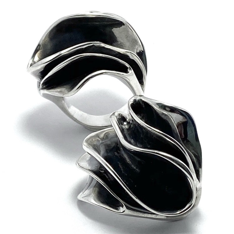 stora massiva oxiderade silverringar. big massive oxidised silver rings.