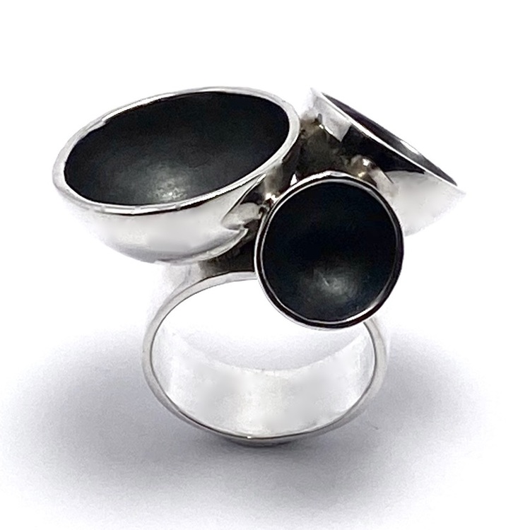 Stor oxiderad silverring med tre kupor . Big oxidised silver ring with three cups