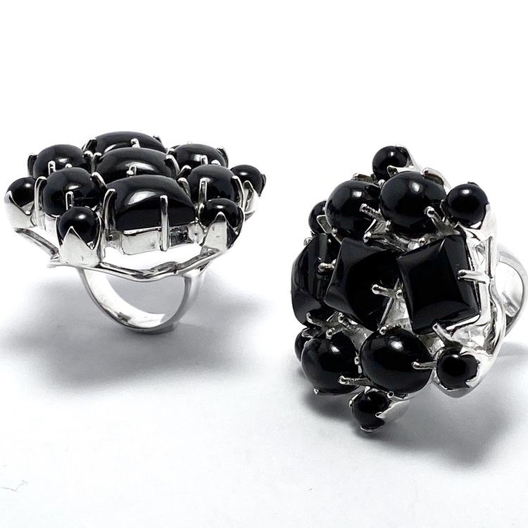 stora silverringar med onyxstenar i olika storlekar. big silver rings with black onyx in various sizes