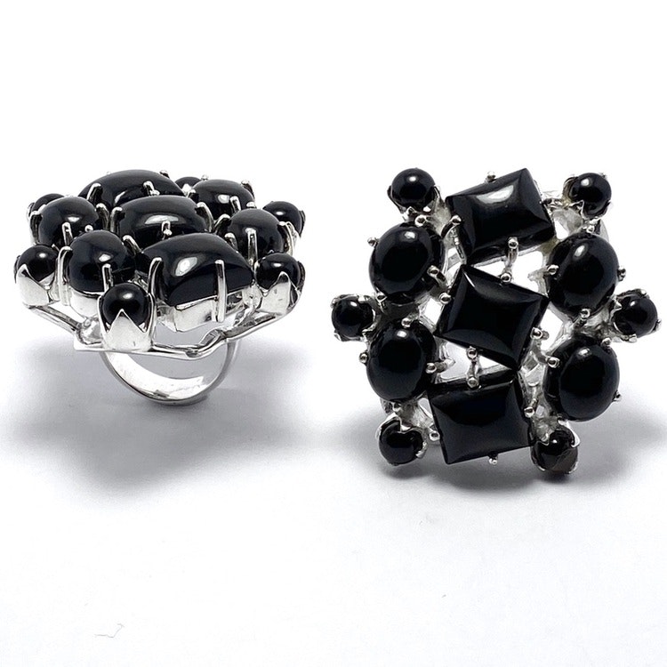 stora silverringar med onyxstenar i olika storlekar. big silver rings with black onyx in various sizes