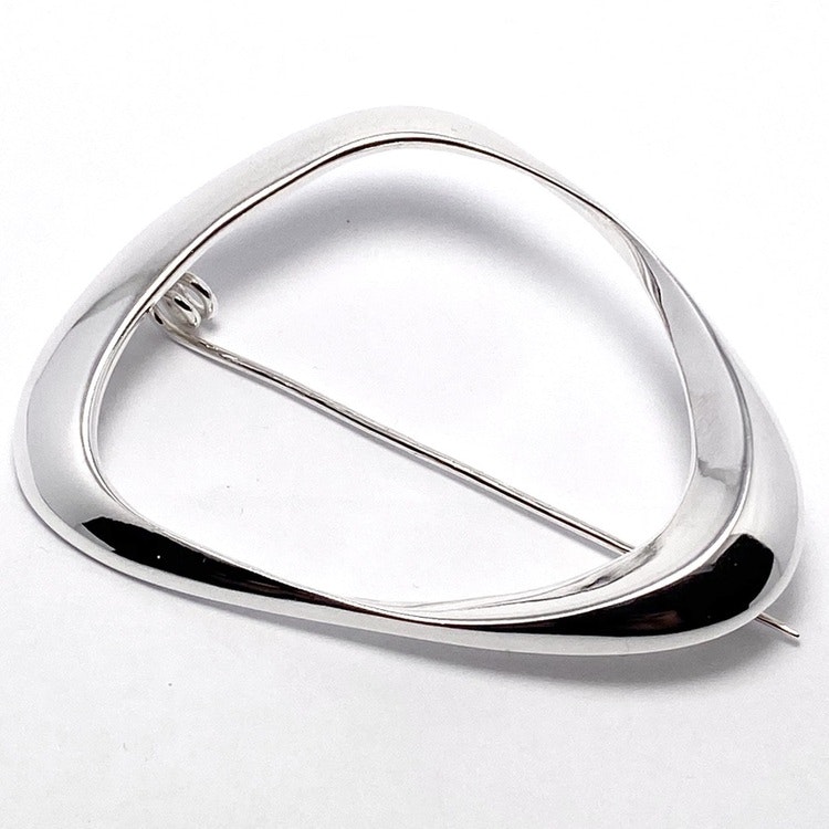 Stilren vacker silverbrosch, inspirerad av en mussla. Beautiful silver brooch, inspired by a musle.