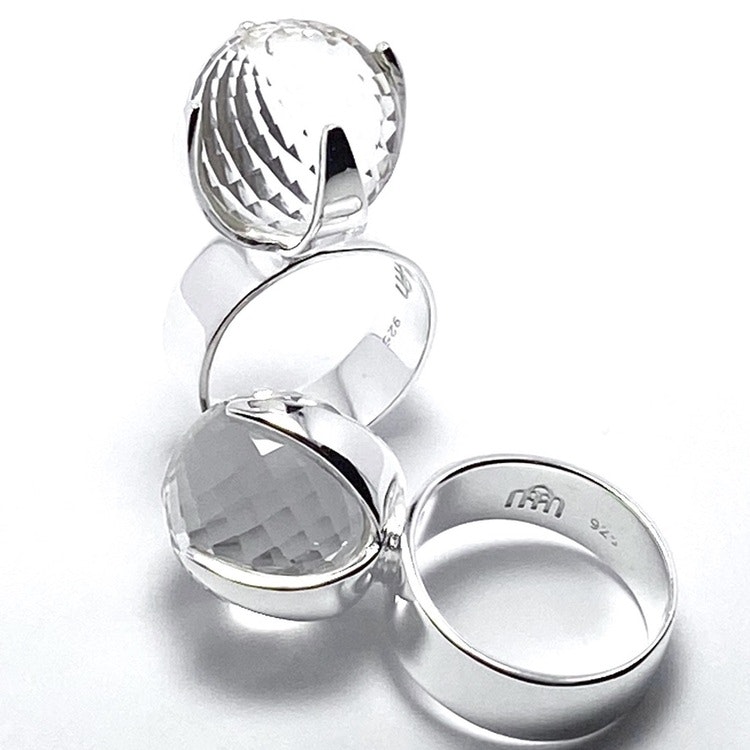 Stor silverring med en stor rund facettslipad bergskristall. big silver ring with crystal quartz