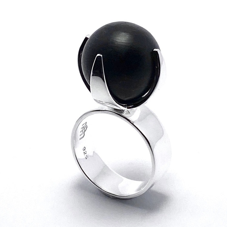 stor silverring med mattslipad onyx. Big silver ring with mat polished onyx