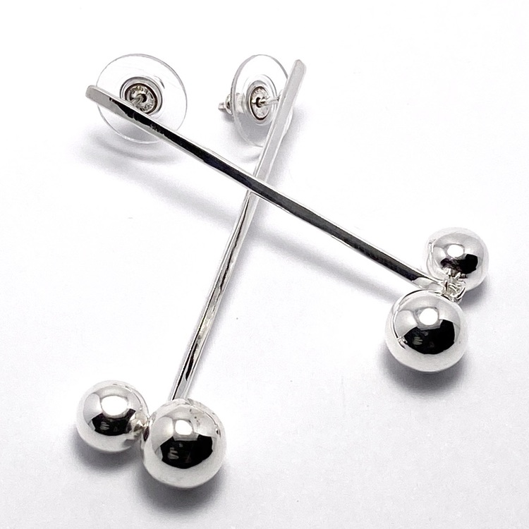silverörhängen med två silverkulor. silver earrings with two silver globes.