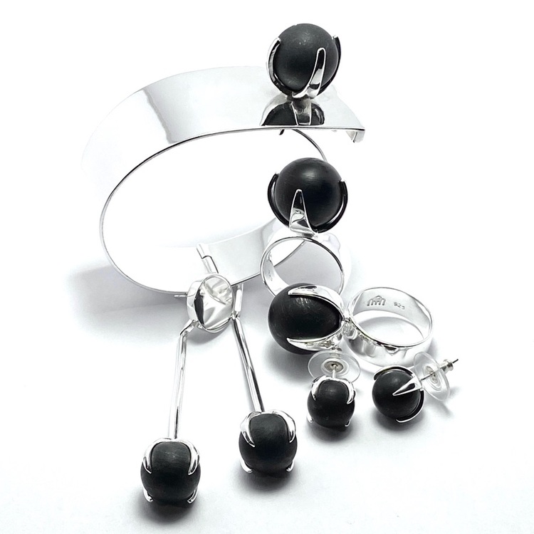 Smyckes-set i silver med onyx. Jewellery set in silver with onyx.