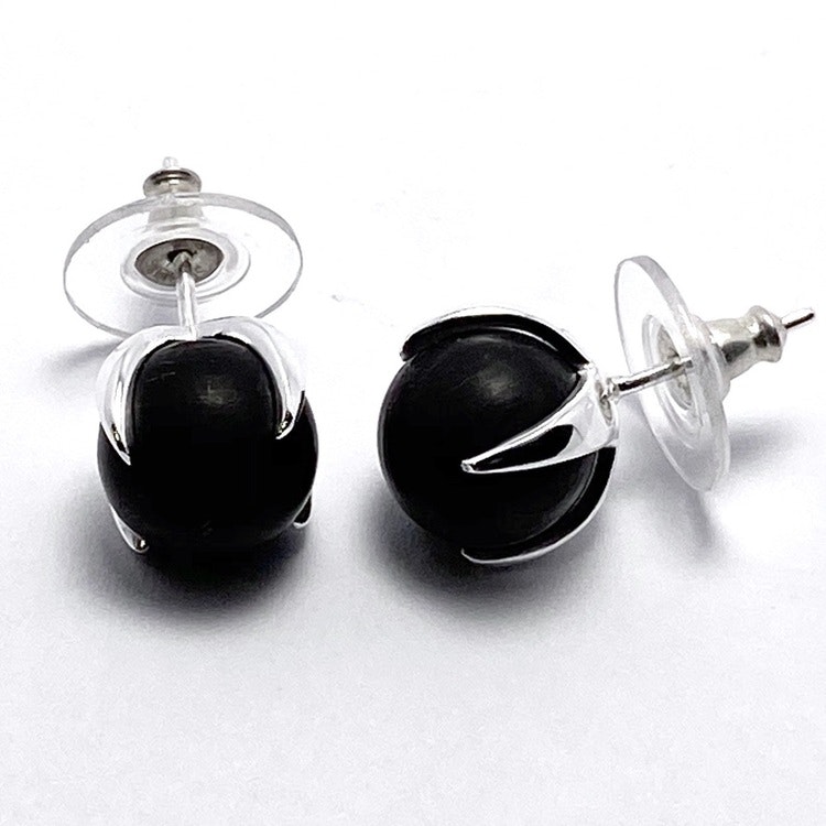 Silverörhängen med onyx. Silver earrings with onyx.