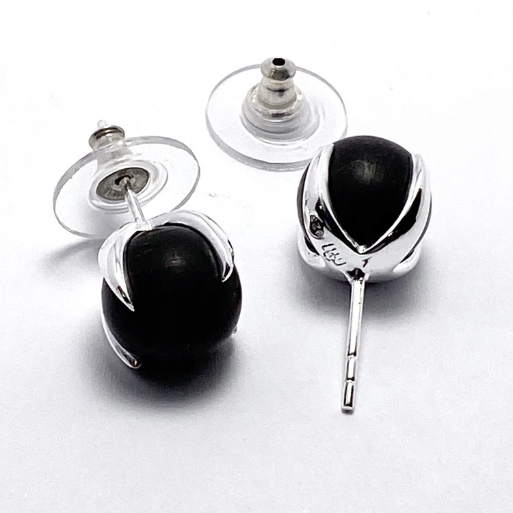 Silverörhängen med onyx. Silver earrings with onyx.