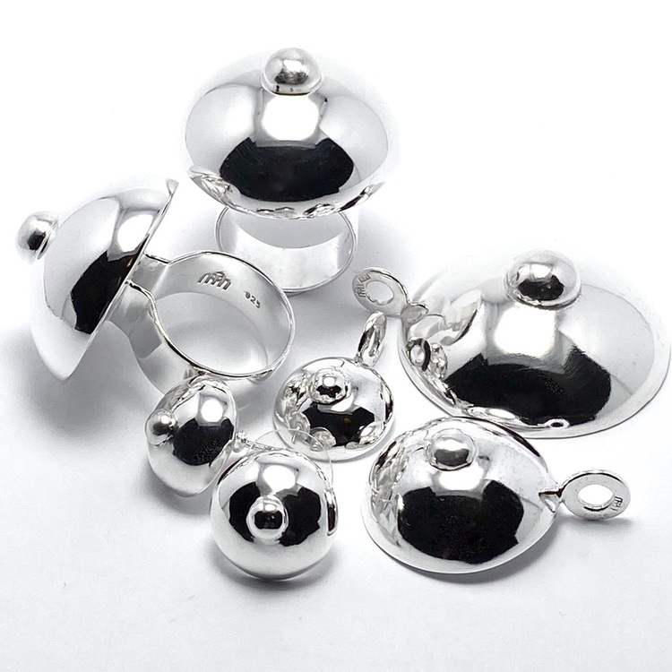 Silversmycken i form av bröst, ringar, örhängen, armband och hängsmycken-del av försäljningen till bröstcancerförbundet. Various silver jewelry