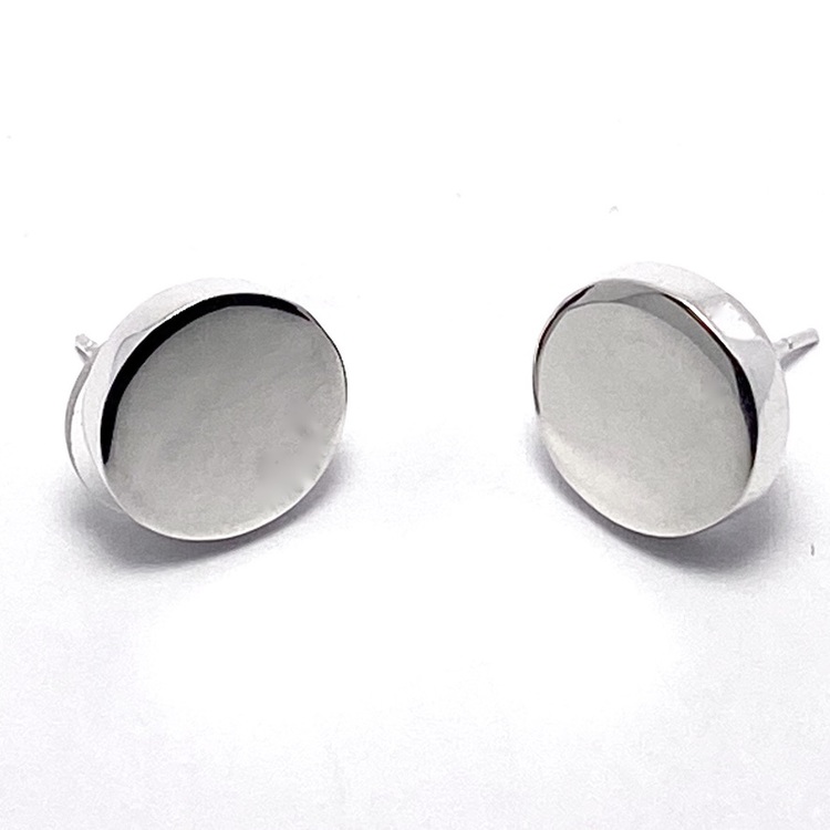 smarta silverörhängen där man kan hänga på ett hänge. smart silver earrings and you can add a pendant
