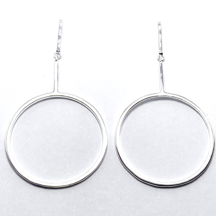 silverhänge med stor cirkel för att hänga på örhänge. Silver pendant to hang on a earring.