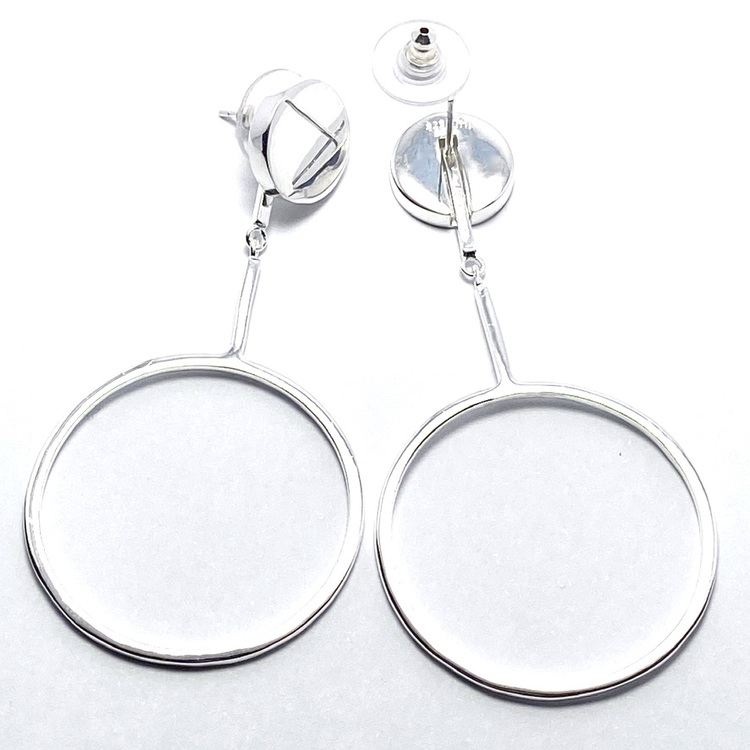 stora silverörhängen med en cirkel. big silver earrings with a circle