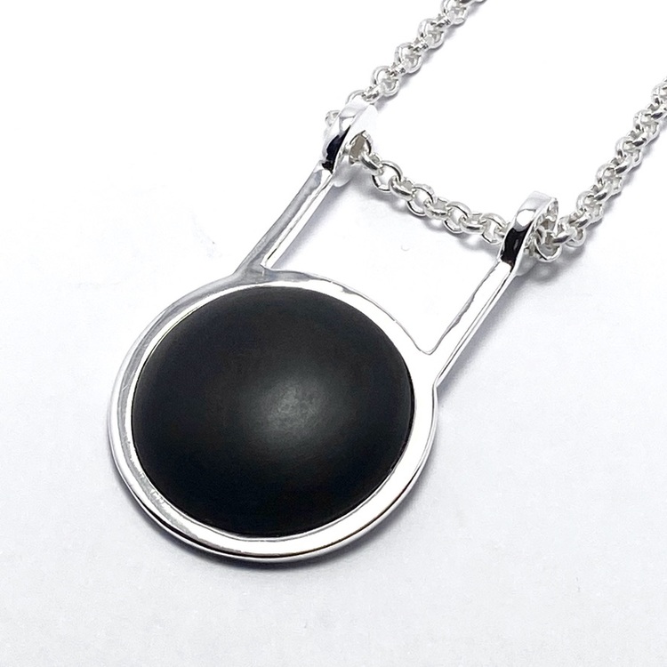 Stort silverhänge på silverkedja med svart onyx. Big silver pendant with black onyx on a silver chain