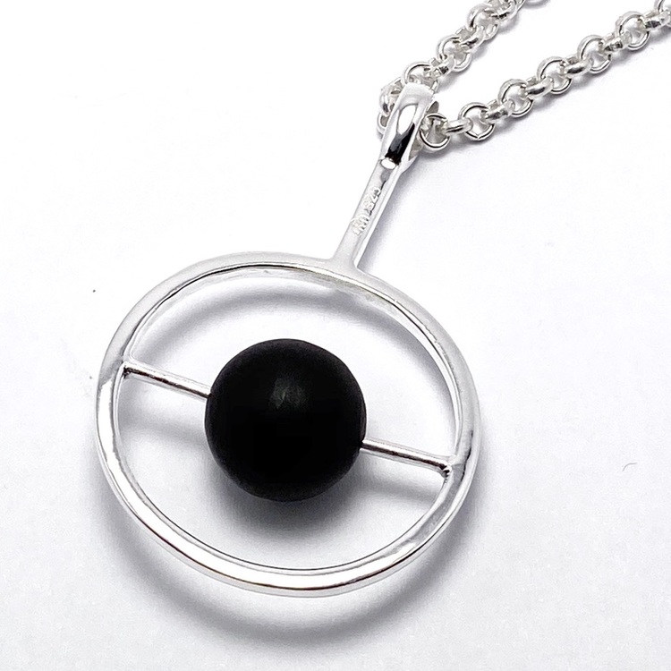 silverhänge med svart onyx. silver pendant with black onyx.