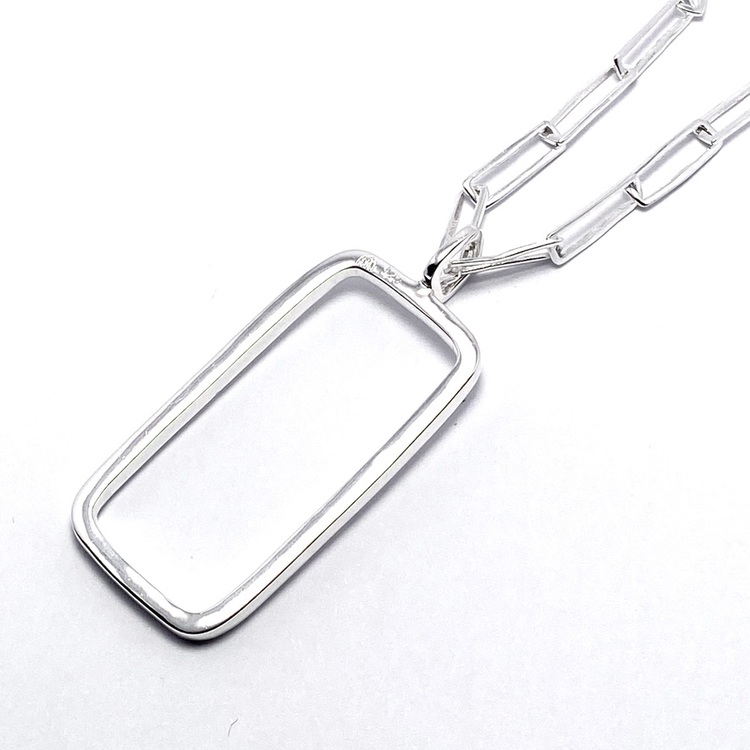 lång silverkedja med rektangulära länkar och silverhänge. long silver chain with rectangular links and silver pendant.