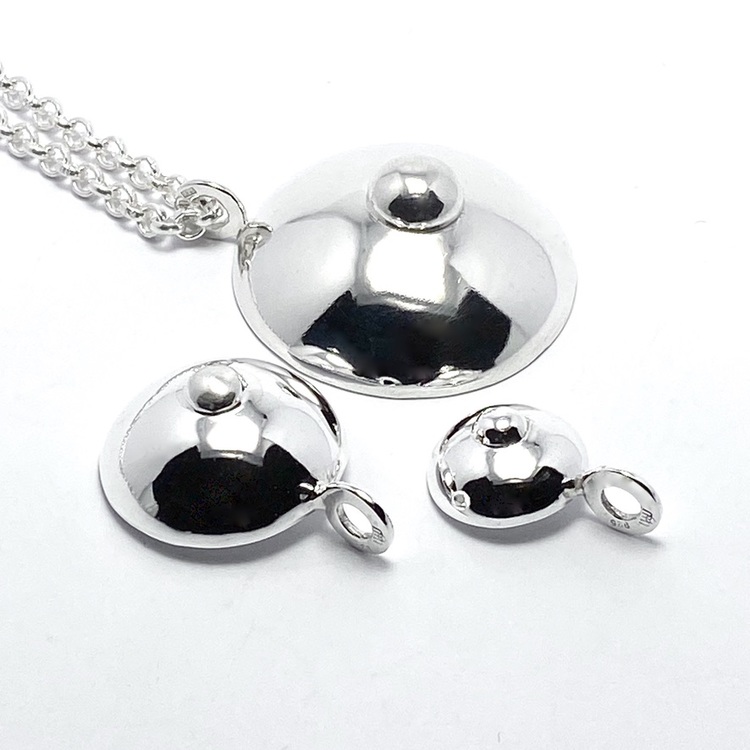 Silverhängen i form av hängbröst, i tre olika storlekar. Silver pendants in three sizes