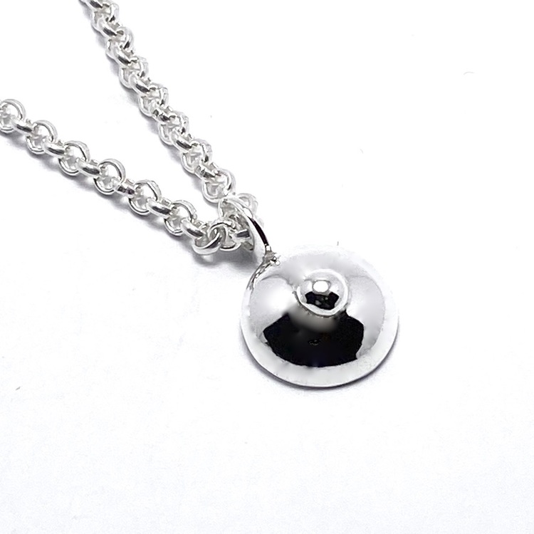 Silverhänge i form av ett bröst. Silver pendant