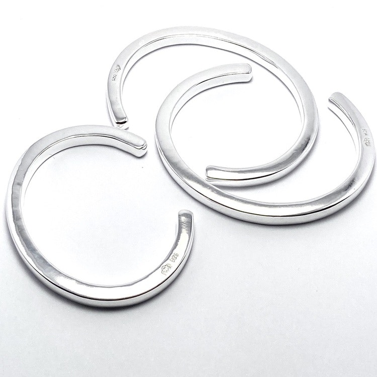 stelt massivt silverarmband i olika storlekar. massive silver bracelet in various sizes