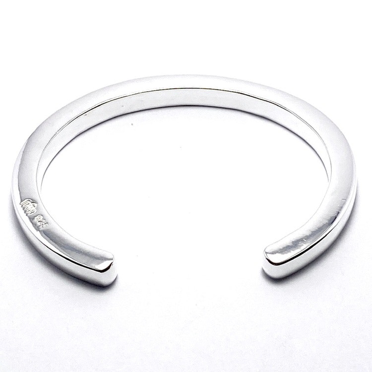 slätt enkelt och massivt silverarmband. massive silver bracelet