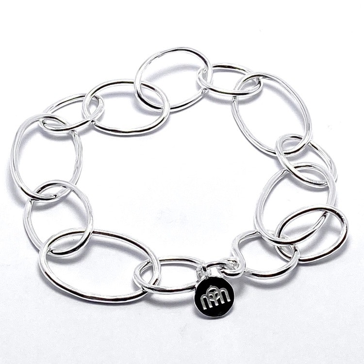 silverarmband gjort av öglor i olika storlekar. silver bracelet with round links