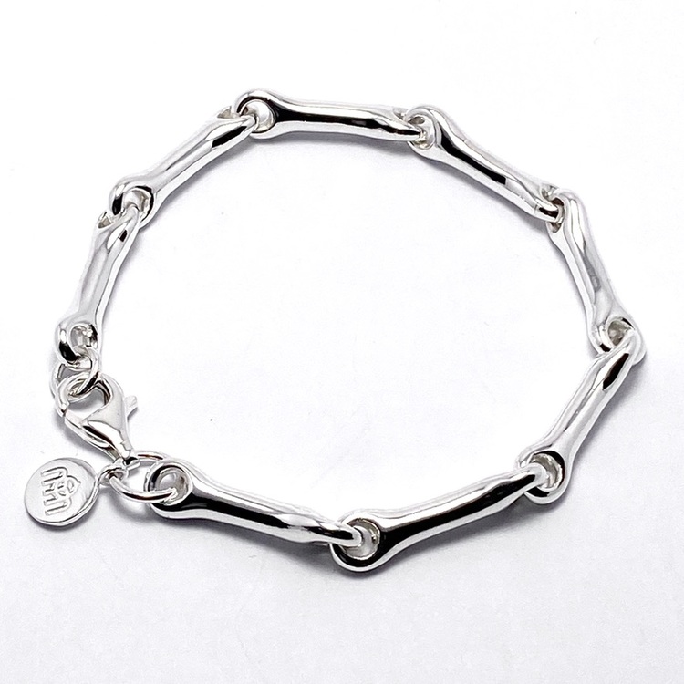 Silverarmband som är ledat och mjukt format. Silver bracelet with a soft form.
