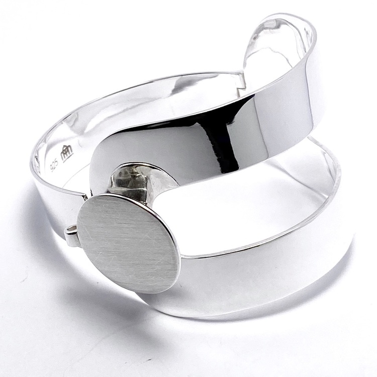 stort silverarmband, inspirerat av 70 talets pop- design, gångjärn och lås. Big silver bracelet with hinge and lock