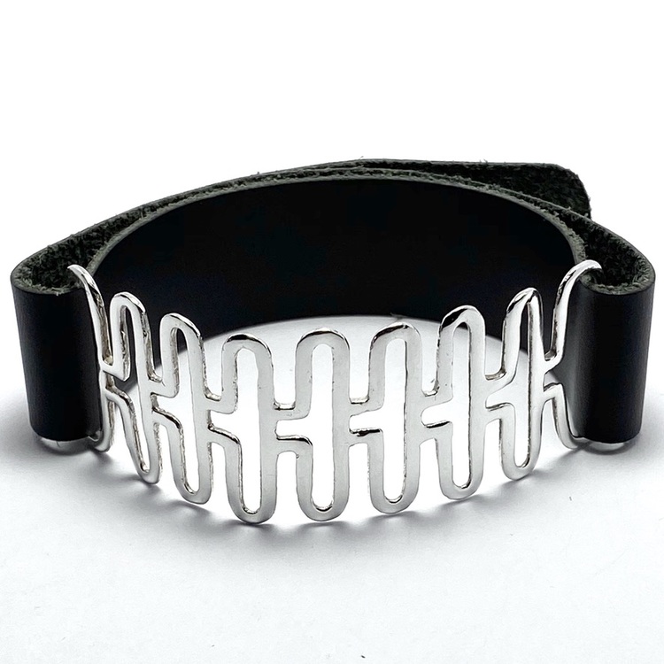 silverarmband i svart läder. silver bracelet in black leather.