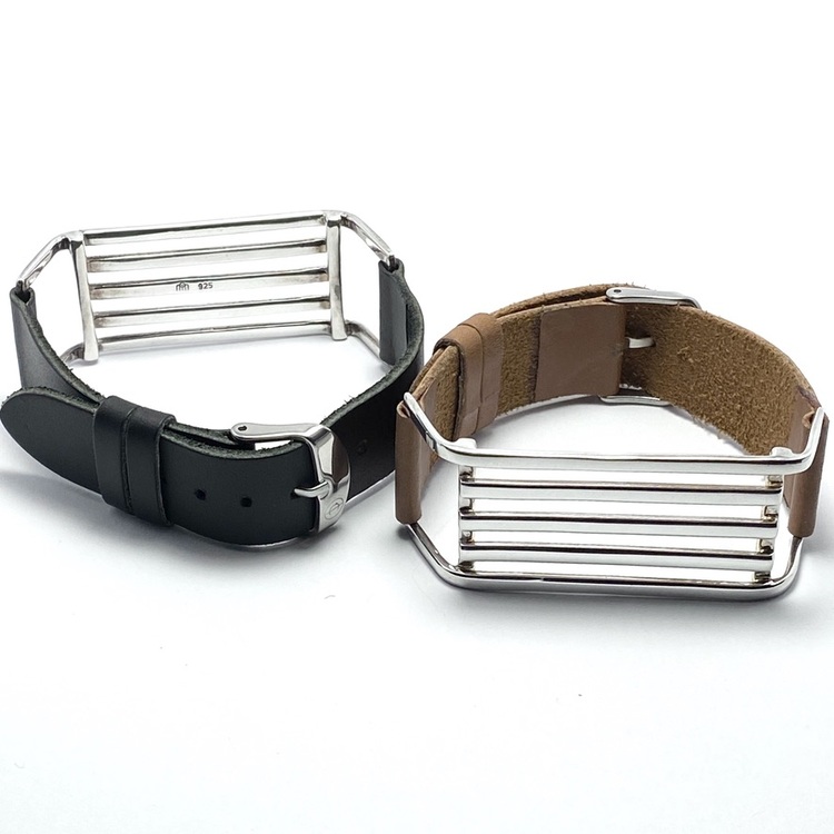 silverarmband med både brunt och svart läder. silver bracelet with both brown and black leather