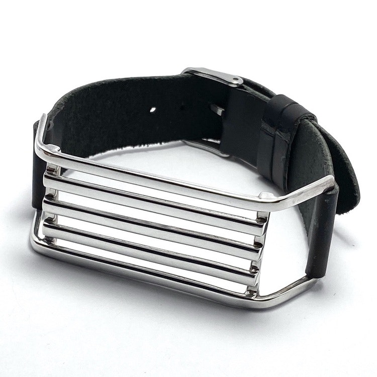 silverarmband med svart läder. silver bracelet with black leather.