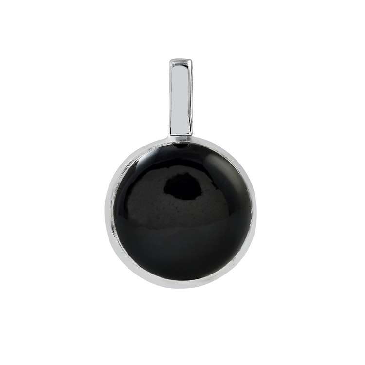 Hängsmycke i silver med onyx. Silver pendant with onyx.