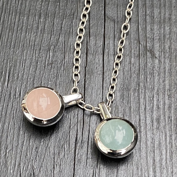Silverkedja med silver-hängen med rosenkvarts och akvamarin. Silver chain and silver pendants with rose quartz and aquamarine.