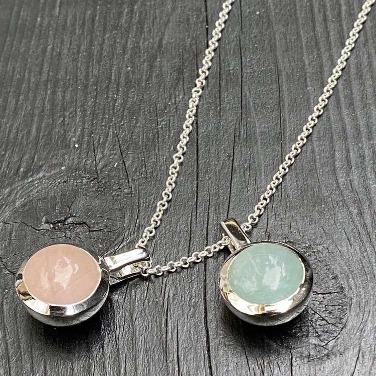 Silverkedja med silver-hängen med rosenkvarts och akvamarin. Silver chain and silver pendants with rose quartz and aquamarine.