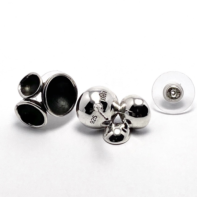 Silverörhängen med 3 oxiderade kupor. Silver earrings with three oxidised cups