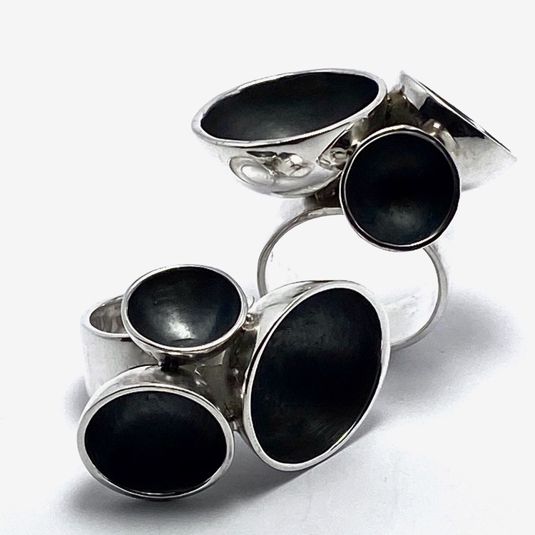 Stor silverring med oxiderade kupor. Big silver ring with three oxidised cups.